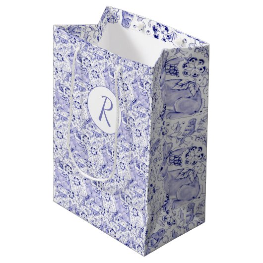 Delfts Blauw & Wit Konijnenvogels Pasen Monogram Medium Cadeauzakje (Voorkant Gekanteld)
