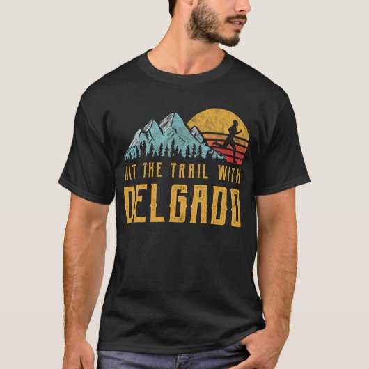 DELGADO-reeks draait - pak het spoor met DELGAD T-shirt (Voorkant)
