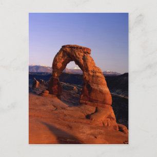 Delicate Arch bij zonsondergang met besneeuwde La Briefkaart