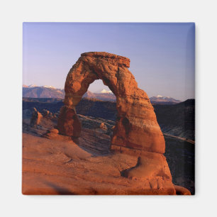 Delicate Arch bij zonsondergang met besneeuwde La Magneet