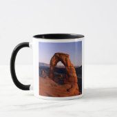 Delicate Arch bij zonsondergang met besneeuwde La Mok (Links)