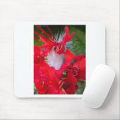 Delicate Beauty: rode bloem met witte veer Muismat (Met muis)