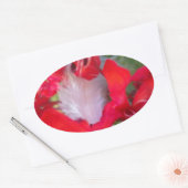 Delicate Beauty: rode bloem met witte veer Ovale Sticker (Envelop)
