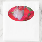 Delicate Beauty: rode bloem met witte veer Ovale Sticker (Tas)