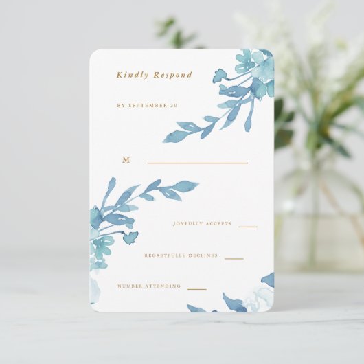 Delicate Blue Floral en Foliage Wedding Rsvp (Staand voorkant)