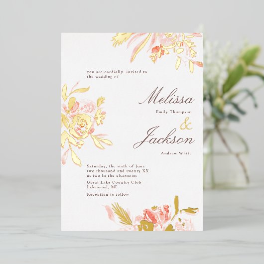 Delicate Blush Flower en Gold Bloom Wedding Folie Uitnodiging (Staand Voorkant)