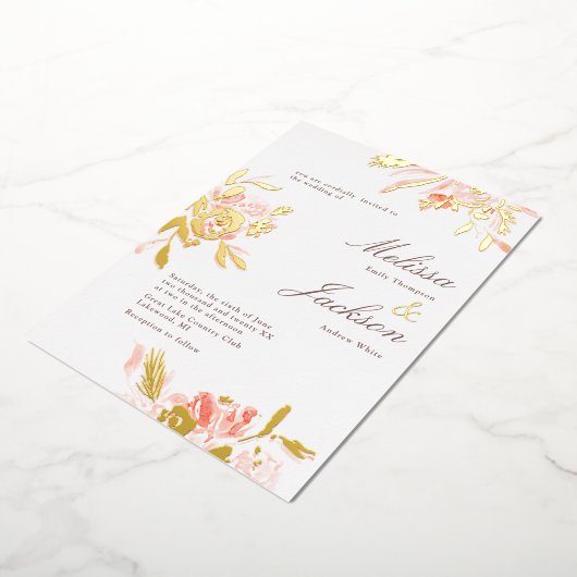 Delicate Blush Flower en Gold Bloom Wedding Folie Uitnodiging (Gedraaid)