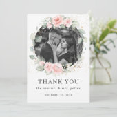 Delicate Blush Roze Bloemen Krans Bruiloft Foto Bedankkaart (Staand voorkant)