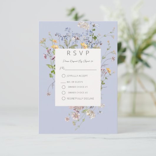 Delicate Boho Wildflower Periwinkle Bruiloft RSVP Kaartje (Staand voorkant)