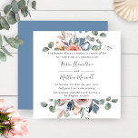 Delicate Dusty Blue en Peach Blush Floral Wedding Kaart<br><div class="desc">Verwen uw gasten met deze adembenemende bruiloft uitnodiging, met prachtige handgeschilderde waterverf boeket met prachtige groen en kleine bloemdetails in een mix van blozen roze, perzik, ivoor, zacht koraal, stoffig blauw, blauw en groen tinten die uw bruiloft details omlijsten. Moderne kalligrafie elementen. De rug van de kaart in een elegante...</div>