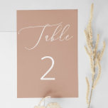 Delicate gedempte perzik beige minimalistische bru kaart<br><div class="desc">Deze elegante trouwtafel nummer kaart beschikt over een zachte gedempte perzik beige achtergrond, geaccentueerd door delicate witte script en schone nummering. De zachte roze bruine tint geeft het een romantische en moderne look - ideaal voor lente- of herfstbruiloften, blush getinte paletten of minimalistische vieringen. Met zijn subtiele, warme kleuren en...</div>