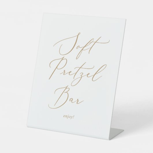 Delicate Gold Calligraphy Wedding Soft Pretzel Bar Reclamebord Met Voetstuk (Voorkant)