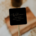Delicate Gold-kalligrafie | Welkom bij Black Weddi Vierkante Sticker<br><div class="desc">Deze delicate goudkalligrafie, zwarte trouwwelkomststickers, zijn perfect voor een moderne bruiloft. Het romantische minimalistische design is voorzien van een mooie en elegante gouden champagne-gele typografie op een zwarte achtergrond met een schone en eenvoudige look. Pas deze stickers aan met de locatie van je bruiloft, namen en trouwdatum. Deze etiketten zijn...</div>