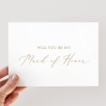 Delicate Gold Maid of Honor proposal Kaart<br><div class="desc">Deze delicate gouden kaart van eer is perfect voor een moderne bruiloft. Het romantische minimalistische ontwerp is voorzien van een mooie en elegante gouden champagne-gele typografie op een witte achtergrond met een schone en eenvoudige look. Pas de kaart aan met de naam van de bruid en het dienstmeisje. Pas de...</div>