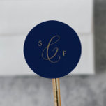 Delicate Gold Navy Monogram Wedding Envelope zegel<br><div class="desc">Deze delicate gouden en marinemudzegels zijn perfect voor een moderne bruiloft. Het romantische minimalistische ontwerp is voorzien van een mooie en elegante gouden gouden champagne op een blauw marinekleurig onderkomen met een schone en eenvoudige look. Personaliseer deze stickers met de initialen van de bruid en de groom.</div>