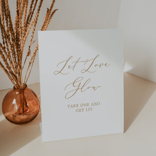 Delicate gouden kalligrafie bruiloft laat liefde g reclamebord met voetstuk