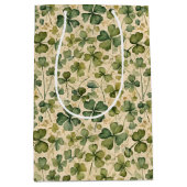 Delicate Green Shamrocks Seamless Medium Cadeauzakje (Voorkant)
