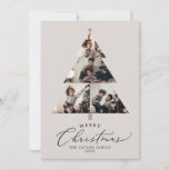 Delicate Greige Merry kerstboom Foto Collage Feestdagenkaart<br><div class="desc">Deze delicate groige kerstboomfotocollage-feestkaart is de perfecte eenvoudige feestelijke groet. Het romantische minimalistische design is voorzien van een mooie en elegante zwarte typografie op een grijze beige achtergrond met een schone en eenvoudige look. Pas de voorzijde van de kaart aan met vier foto's, uw familienaam en het jaar. Neem een...</div>