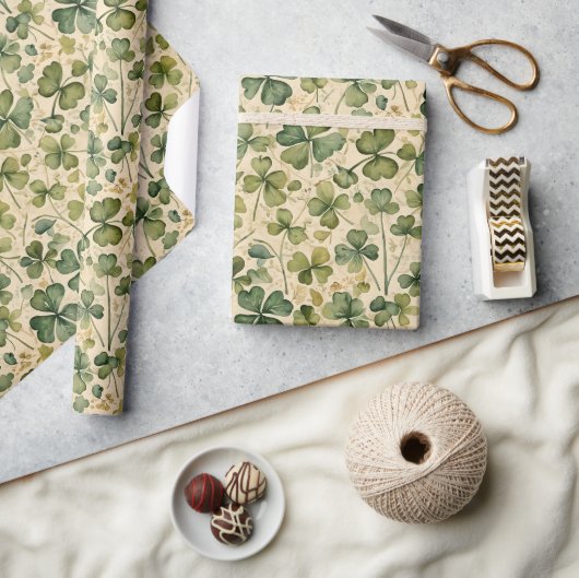 Delicate groene shamrocks naadloos cadeaupapier (Crafts)