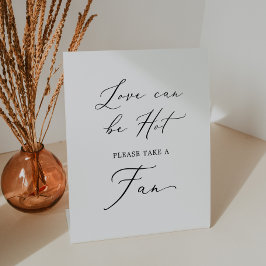 Delicate kalligrafie liefde kan hete bruiloft fan reclamebord met voetstuk
