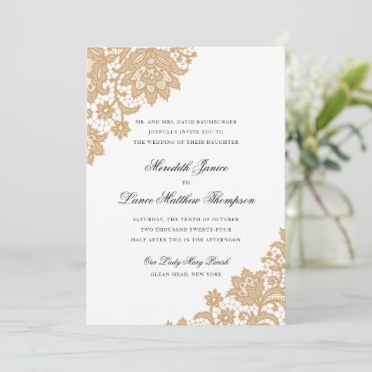 Delicate Kant Hoek Zwart en Goud Script Bruiloft Kaart (Staand voorkant)