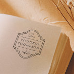 Delicate Lijst Elegant Ex Libris Boekplaat Boek Zelfinktende Stempel<br><div class="desc">Een elegante boekplaatstempel met een handgetekende lijst en botanisch gebladerte. In het lijst wordt "ex libris" bovenaan in serif cursief gedrukt,  met jouw naam in de ruimte eronder. Ideaal voor docenten,  bibliothecarissen en boekenliefhebbers. Uitzicht het collectie gekoppeld op deze pagina voor meer boek stempel design!</div>