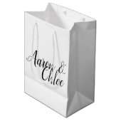 Delicate Minimalistische Calligrafie Bruiloft Medium Cadeauzakje (Voorkant Gekanteld)