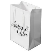 Delicate Minimalistische Calligrafie Bruiloft Medium Cadeauzakje (Achterkant Gekanteld)