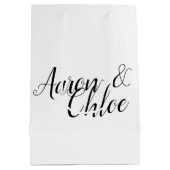 Delicate minimalistische kalligrafie bruiloft medium cadeauzakje (Achterkant)