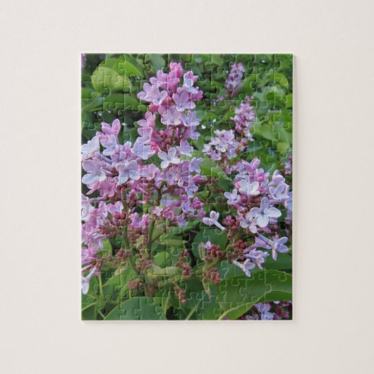 Delicate paarse bloemen van een seringenstruik legpuzzel (Verticaal)