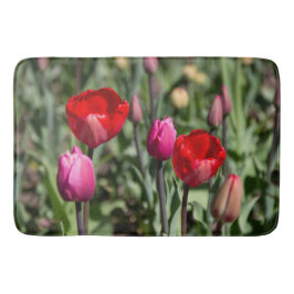 Delicate rode en paarse tulpen badmat