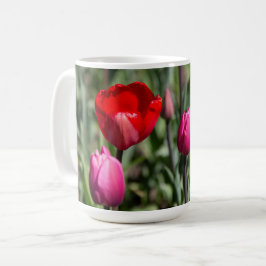 Delicate rode en paarse tulpen koffiemok