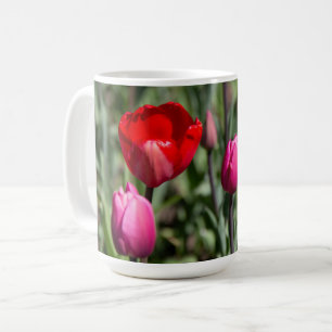 Delicate rode en paarse tulpen koffiemok