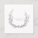 Delicate Romantic Floral Square Visitekaartje<br><div class="desc">Delicate Romantic Hand Drawn Floral Wreath Square Visitekaartje.  Volledig aanpasbare tekst.  De witte achtergrondkleur kan worden veranderd. Minimale en moderne zwart-wit.  De steekproefkaart wordt getoond in een de plannerstijl van de trouwgebeurtenis. De vloeraccenten zijn op de rug met een bekleding om de blik te verzachten.</div>