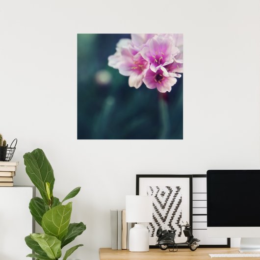 Delicate roze bloemen Macro Abstract Poster (Thuiskantoor)