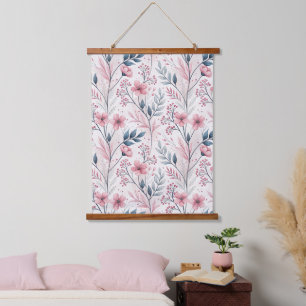 Delicate Roze Bloesems met Gedempte Blauwe Bladere Hangend Wandkleed