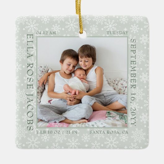 Delicate Snowflake Photo Lijst Baby Birth Stats Keramisch Ornament (Voorkant)