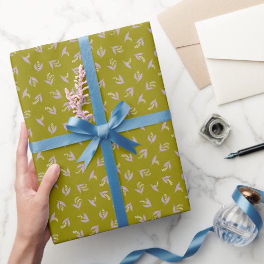 Delicate ‘Sprigs’ wrapping paper in olive green Cadeaupapier (Geschenken)