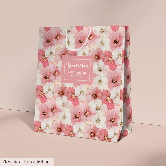 Delicate stoffige roze en gouden monogram cadeauta medium cadeauzakje