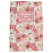 Delicate stoffige roze en gouden monogram cadeauta medium cadeauzakje (Voorkant)