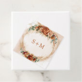 Delicate terracotta bordeauxrode salie bloemeninit bedankjes labels (In situ)