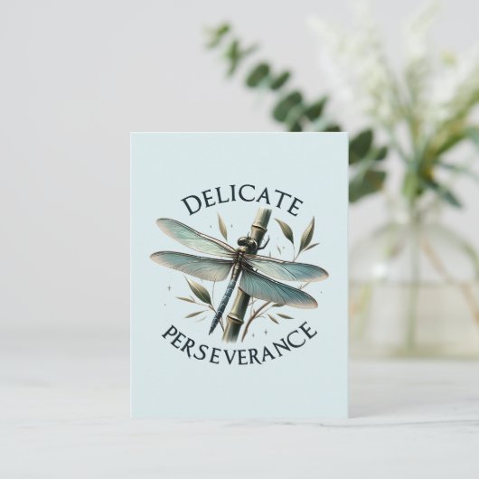 Delicate Volharding - Artistieke Libel Briefkaart (Staand voorkant)