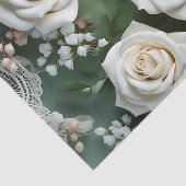 Delicate witte rozen en groene bladeren tissuepapier (Detail)