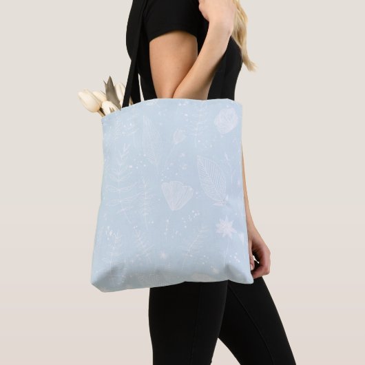 Delicate Witte Wilde Bloem Botanisch op Zachte Bla Tote Bag (Dichtbij)