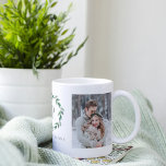 Delicate Wreath Greenery Custom Monogram Foto Mok<br><div class="desc">Pas deze mok aan met jouw tekst en foto('s) om een geschenk van één soort te creëer! Bewerkbaar aan elke kleur van uw keuze. Ontworpen door: Berry Berry Sweet,  Modern Stationery en Personalized Gifts. Bezoek onze website op www.berryberrysweet.com om onze volledige productlijnen te bekijken.</div>