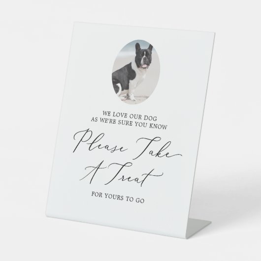 Delicate zwarte kalligrafie bruiloft hond behandel reclamebord met voetstuk (Voorkant)