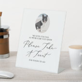 Delicate zwarte kalligrafie bruiloft hond behandel reclamebord met voetstuk (Insitu)