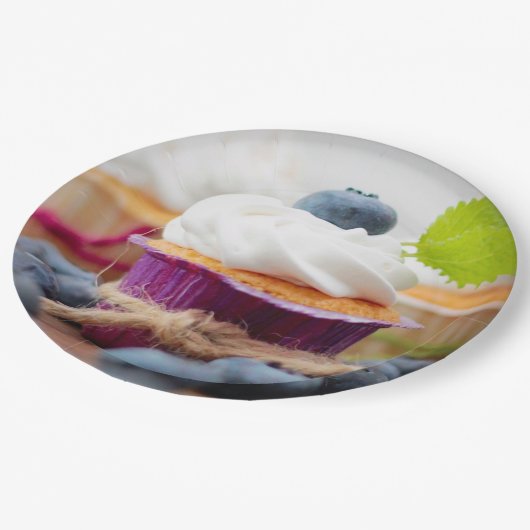 Delicious Blueberry Cupcake met hipped Cream Papieren Bordje (Gekanteld)