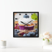 Delicious Blueberry Cupcake met hipped Cream Vierkante Klok (Huis)