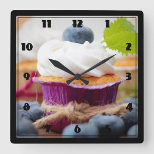 Delicious Blueberry Cupcake met hipped Cream Vierkante Klok